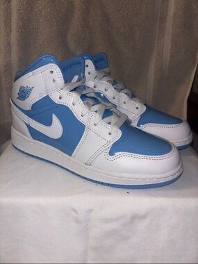 Nike Kids Sneakers in White and University Blue